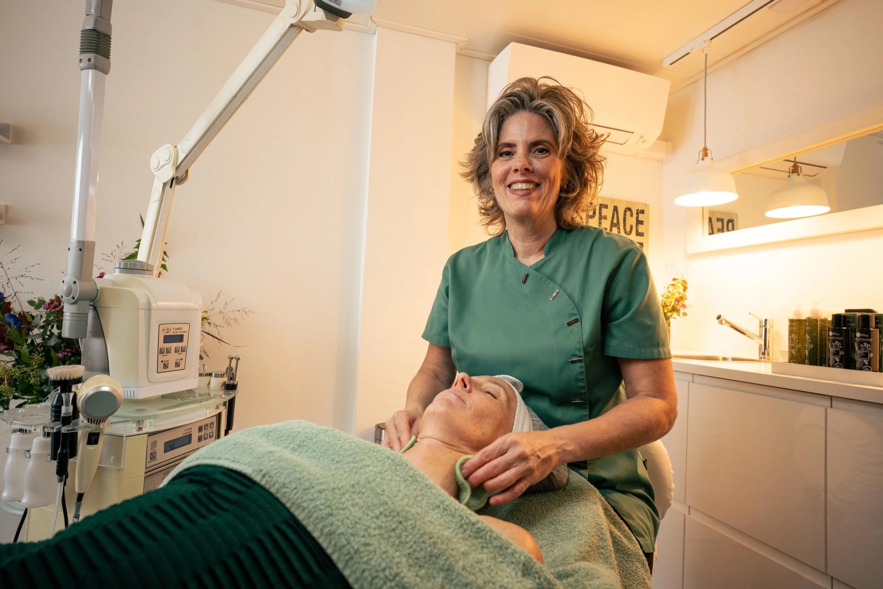Angela tijdens een gezichtsbehandeling