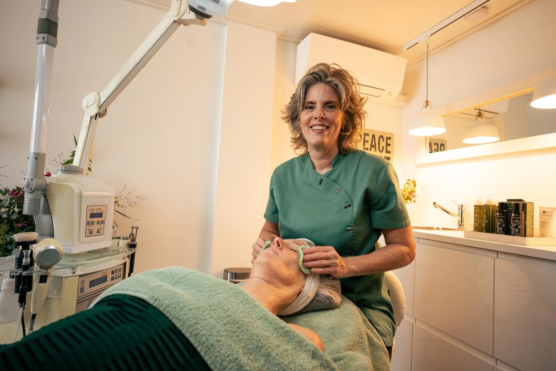 Angela Harzing tijdens een behandeling